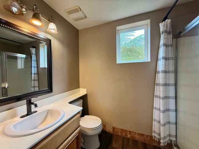Building Photo - Large Hollister Home
