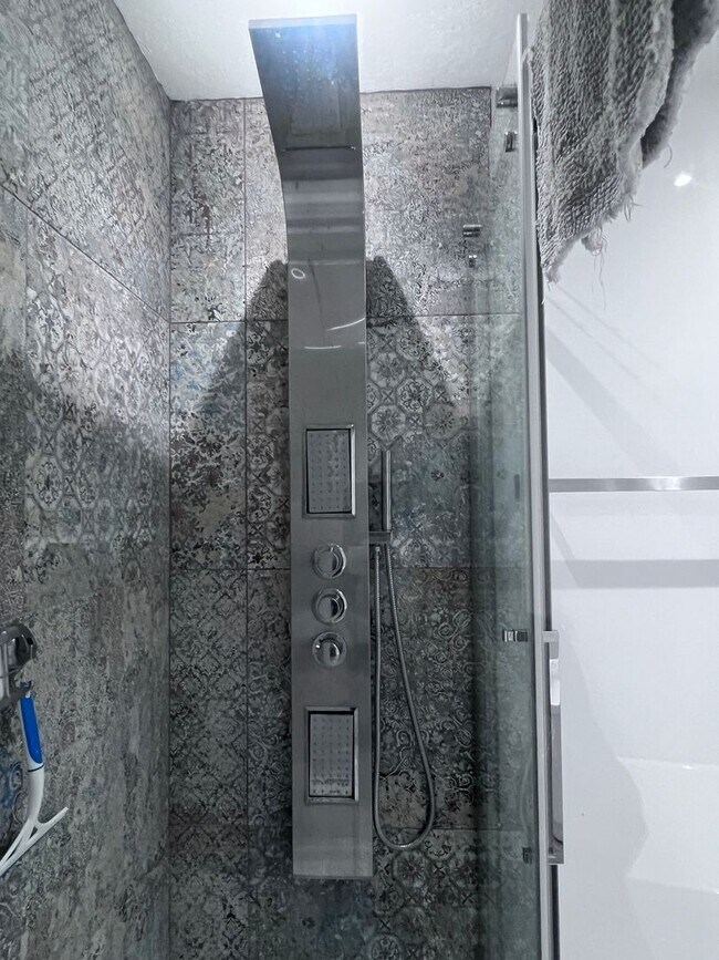 Building Photo - Privacy, Pool and Fresh Pizza!