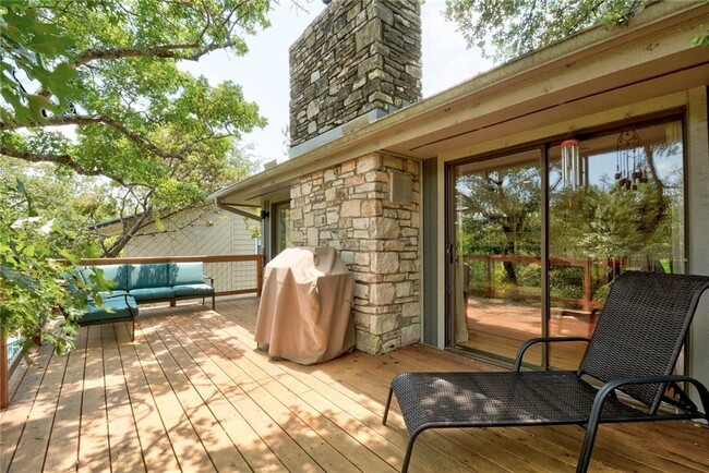Building Photo - 2303 Doral Dr