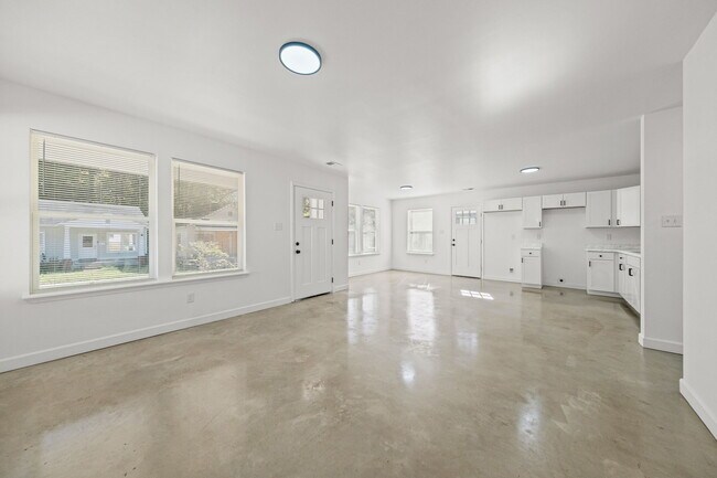 Building Photo - 931 Seattle St