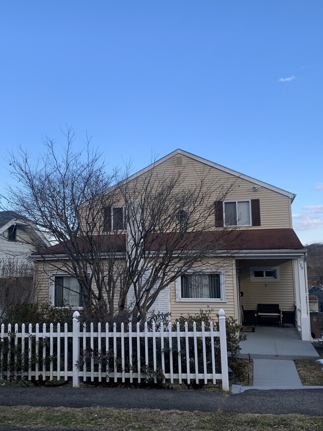 Primary Photo - 129 Knickerbocker Ave