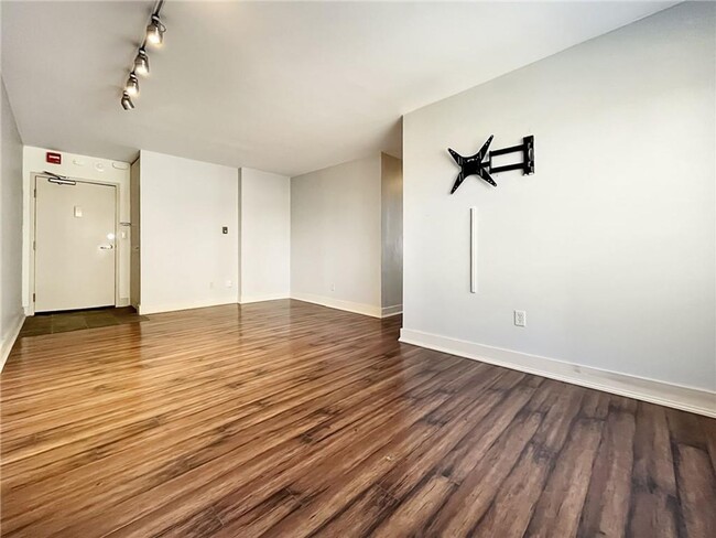 Building Photo - 2 Bedroom / 1.5 Bath Unit in Metropolitan ...