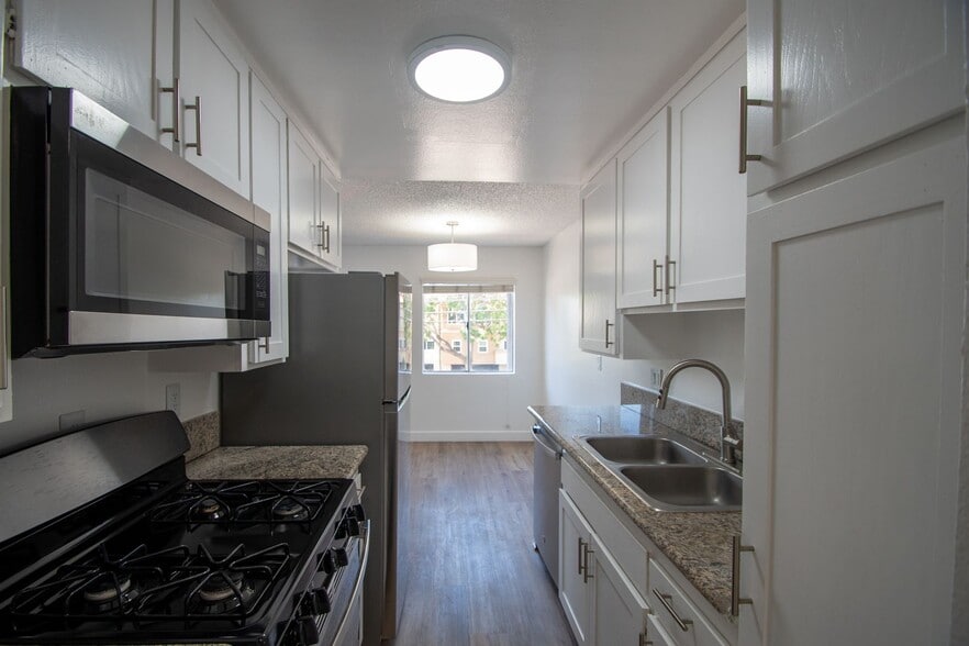 Building Photo - 11315 Moorpark St