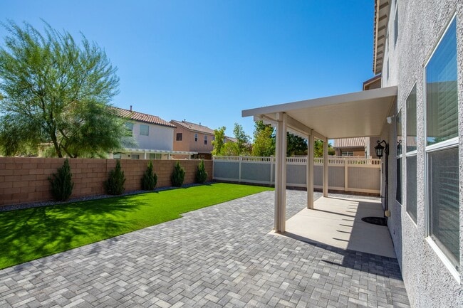 Building Photo - A MUST SEE 3BD/2.5BA SINGLE FAMILY HOME!