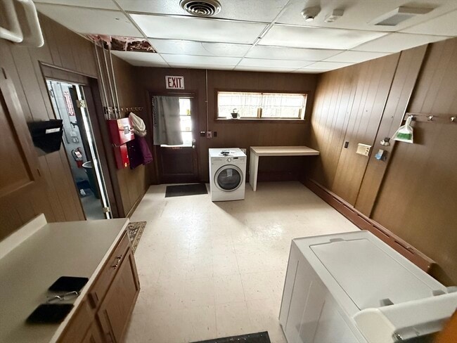 Building Photo - 1090 Pleasant St