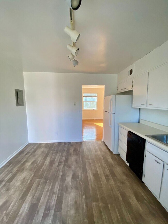 Interior Photo - 351 Hillcrest