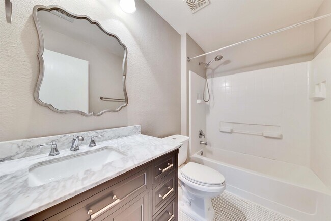 Building Photo - 5609 Silver Screen Dr