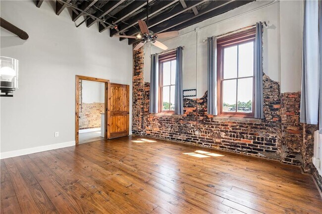 Building Photo - 558 St Francis St