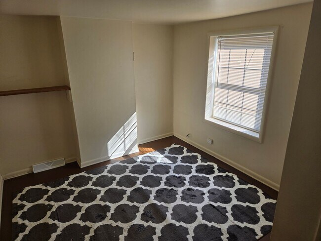 Building Photo - 3 Bedroom 1 Bathroom Townhouse