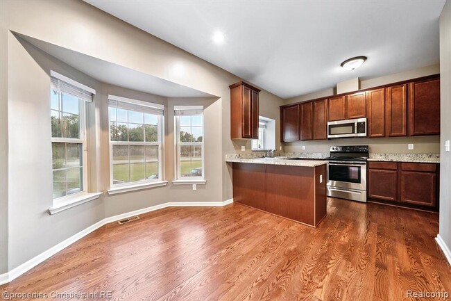 Building Photo - 22051 Parkview Dr