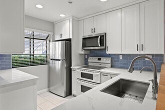Building Photo - Remodeled Irvine Lakes Townhouse