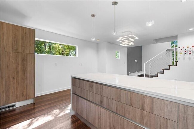 Building Photo - 5 Krog St NE