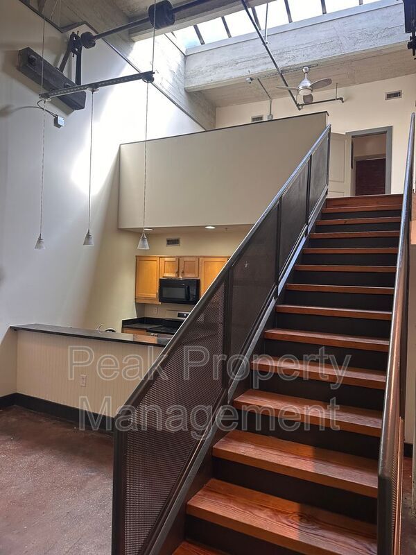 Building Photo - 212 W 7th St