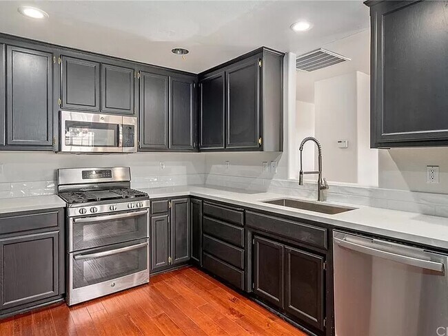 Gas Stove - 833 Marlbank Pl