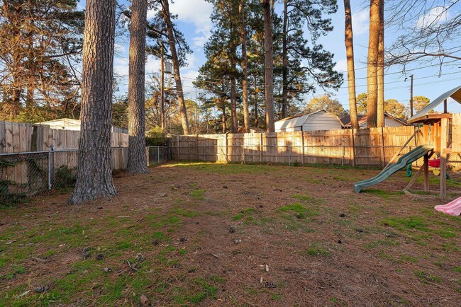 Building Photo - Large Den with Fireplace...