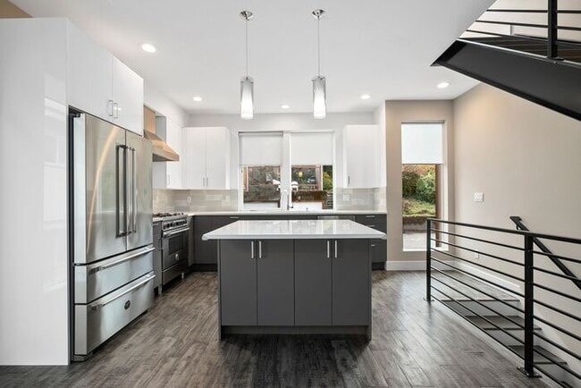 Building Photo - ULTRA-MODERN Townhome w/AC and Views in th...