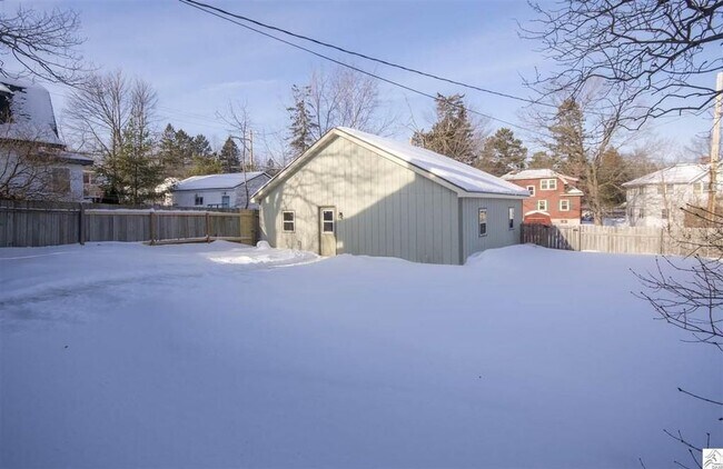 Fenced Yard - 505 E Oxford St