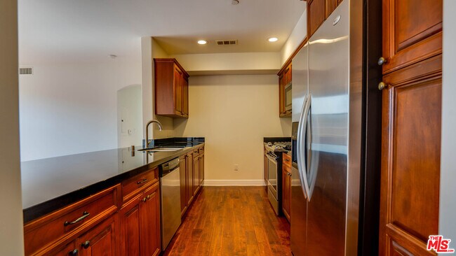 Building Photo - 5037 Rosewood Ave