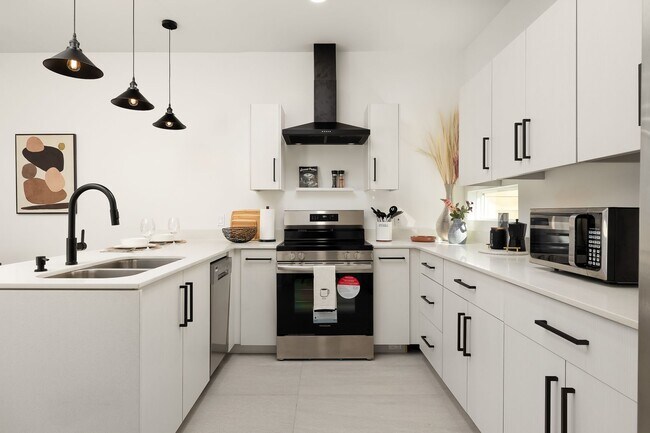 Building Photo - Luxury 3 Bedroom 2.5 Restroom Townhouse for Long-Term Lease | Gated Community-North McAllen