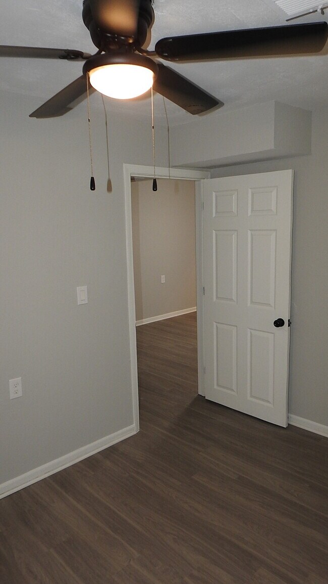 Building Photo - Charming 3 bedrooms and 1 bath home located on Elmwood Ave in Kansas City, MO