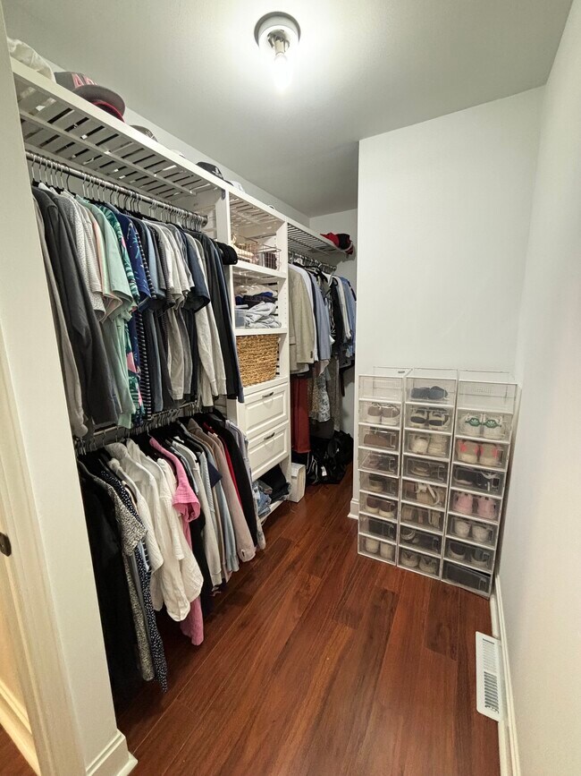 Building Photo - 6035 Whitegate Crossing