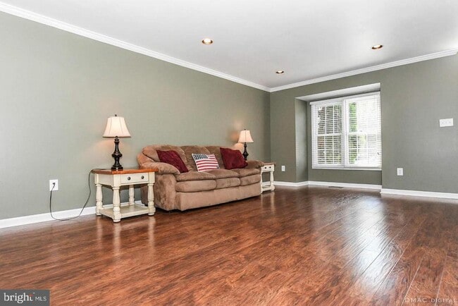 Building Photo - 6627 Commodore Ct