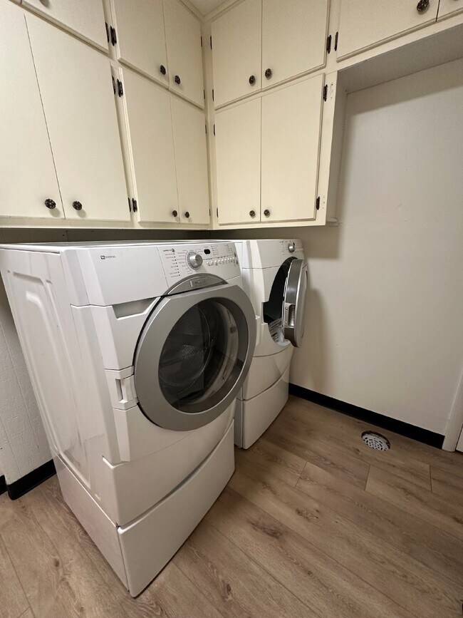 Building Photo - Exquisite Townhome in Hiwan on Golf Course!