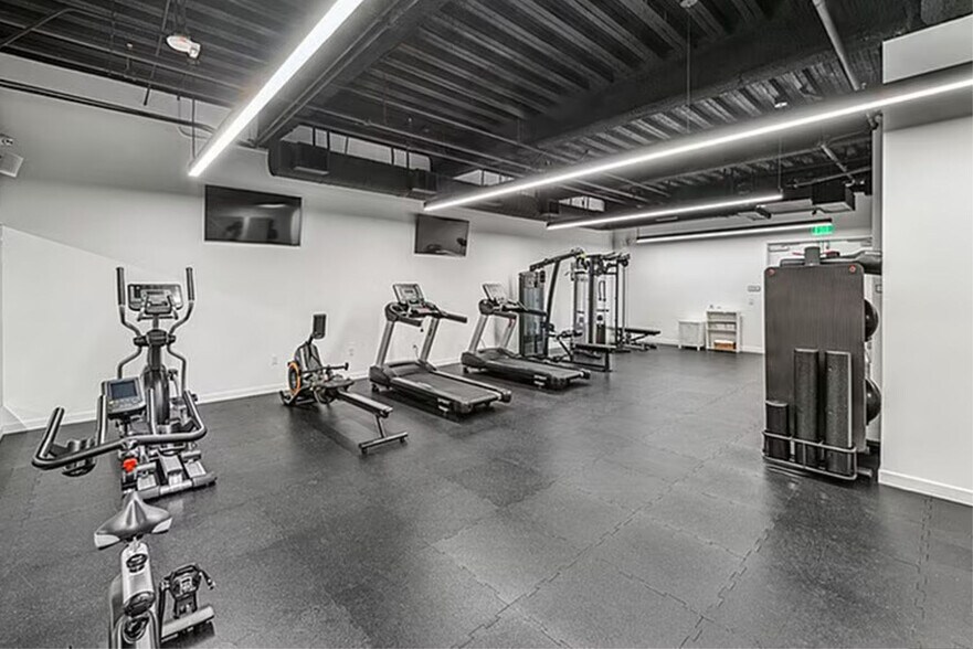 Building Photo - 701 S Hudson Ave