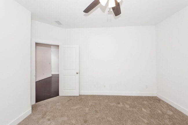 Building Photo - 4 Bedroom 3.5 Bath House in Lawton Park - ...