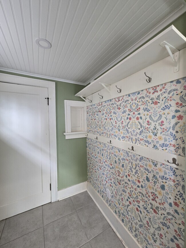 Building Photo - 1321 W Univ Ave