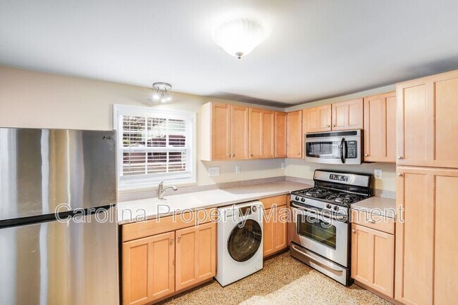 Building Photo - 2417 Laburnum Ave