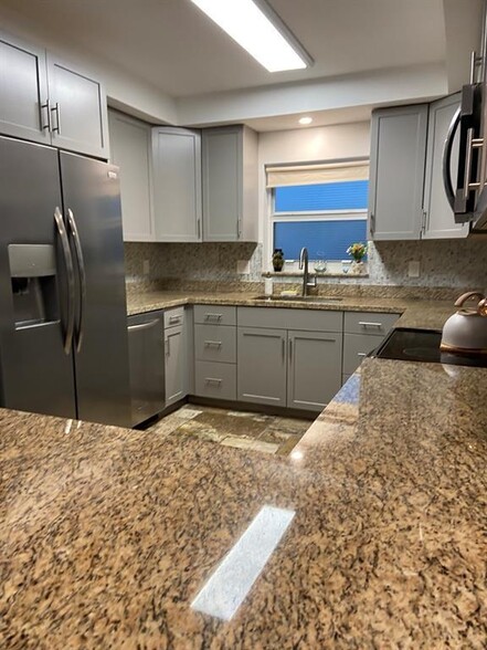 Building Photo - 1203 Hillsboro Mile