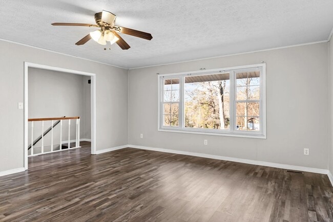 Building Photo - Newly Updated 4bd/3bth in Seymour!