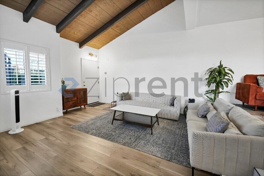 Building Photo - 10444 Canoga Ave