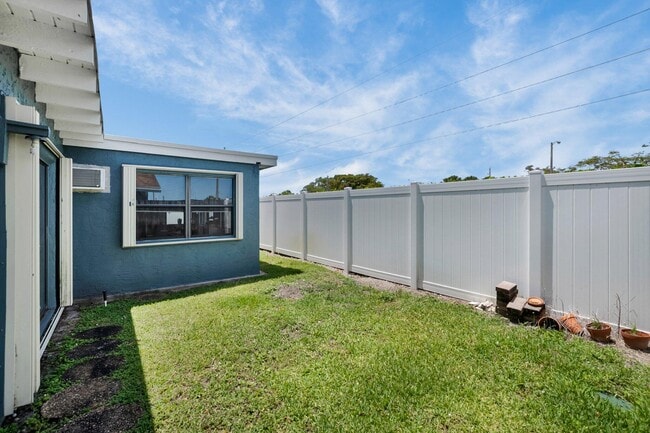 Building Photo - 7515 San Mateo Dr E