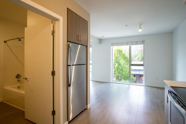 Building Photo - CHRISTMAS COMES EARLY: $500 FOR YOU! 2nd Floor Modern & Sleek 1Bdr in Sellwood!
