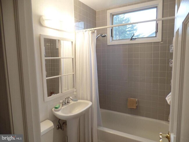 Building Photo - 1821 Pimmit Dr