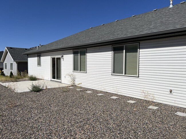 Building Photo - 1922 Pheasant Dr