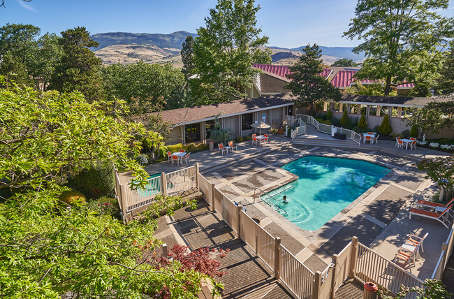 Outdoor pool and jacuzzi - 2525 Ashland St