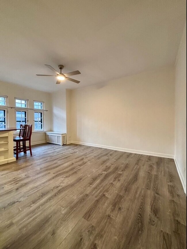 Building Photo - 5421 S Cornell Ave