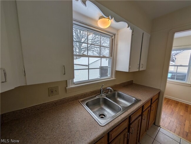 Building Photo - 637 E Wilbeth Rd