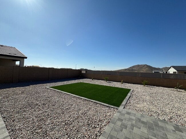 Building Photo - 3 bed 2.5 bath brand new home