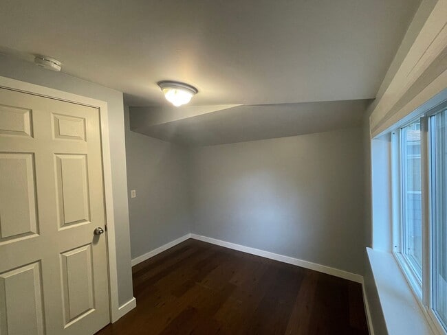 Building Photo - West Seattle - 2 bedroom and 1 bathroom