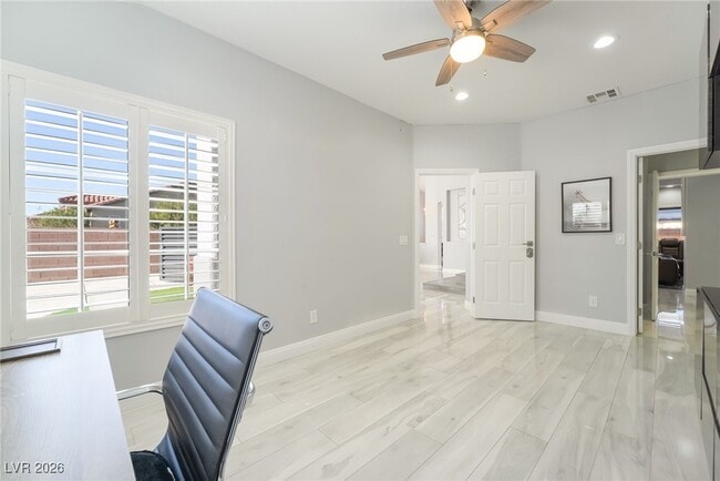 Building Photo - 2076 E Wigwam Ave