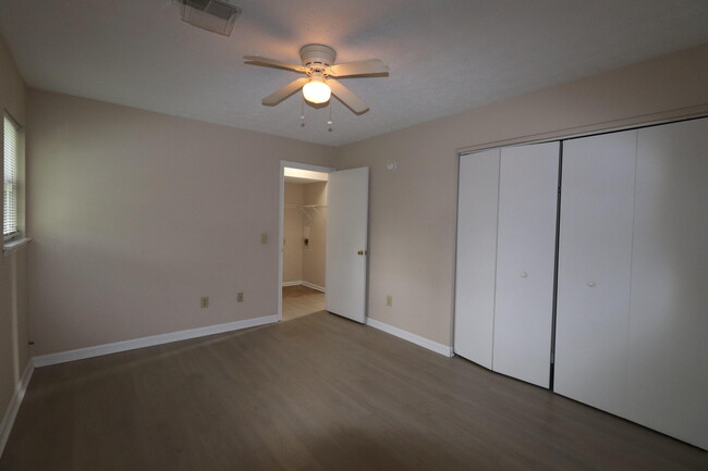 Building Photo - 406 Lakeview Dr