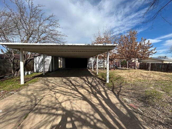 Building Photo - Step inside and be captivated by the warmth of this House!