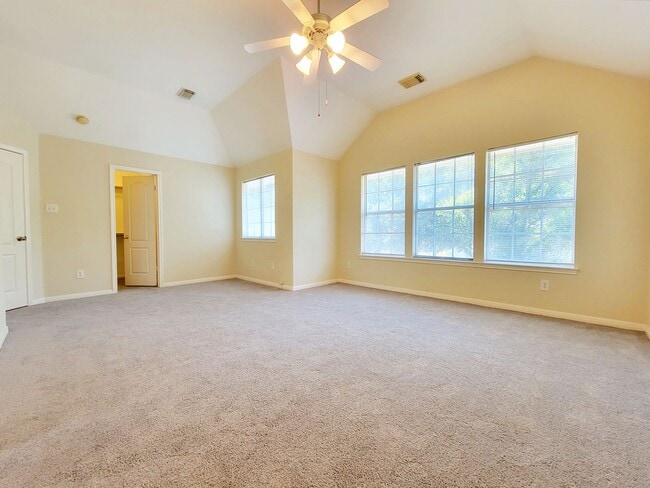 Building Photo - Large 4 Bed, 2.5 Bath Home Perfect for Com...