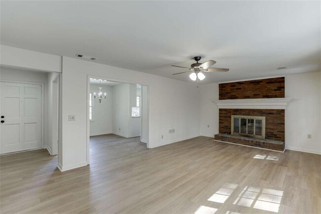 Building Photo - 1373 W Prospect Dr NE