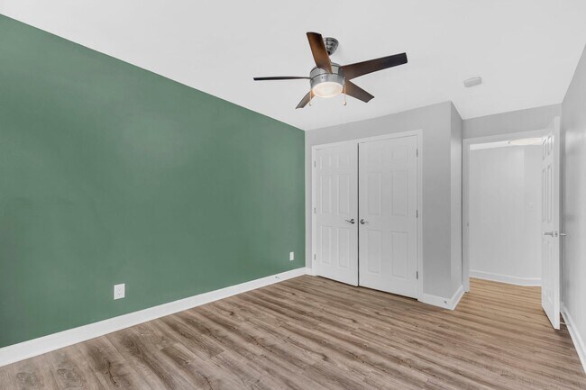 Building Photo - Large, Luxurious 2 Bedroom 2 Bath at Parks...