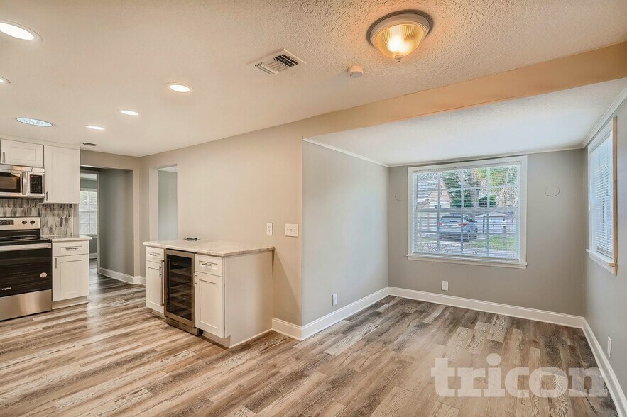 Building Photo - 1125 Michigan Dr N